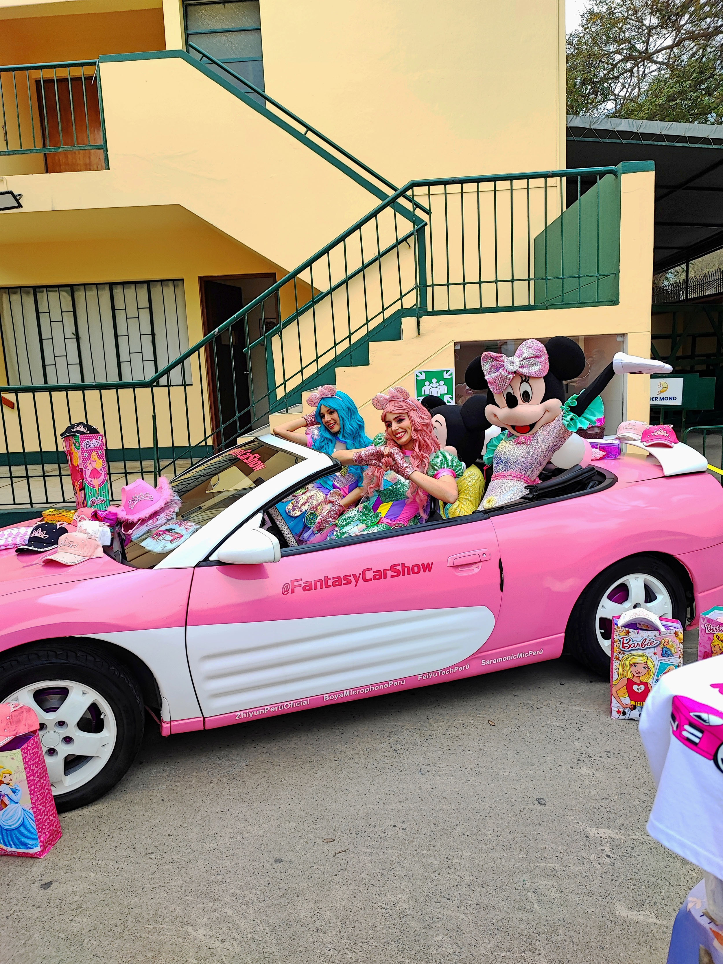 Alquiler de Auto Rosado Barbie para Eventos, Activaciones y Videoclips · imagen 21