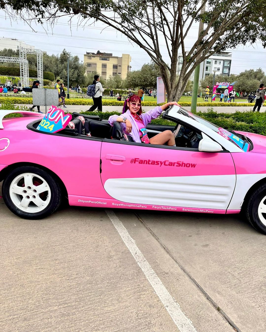 Alquiler de Auto Rosado Barbie para Eventos, Activaciones y Videoclips · imagen 5